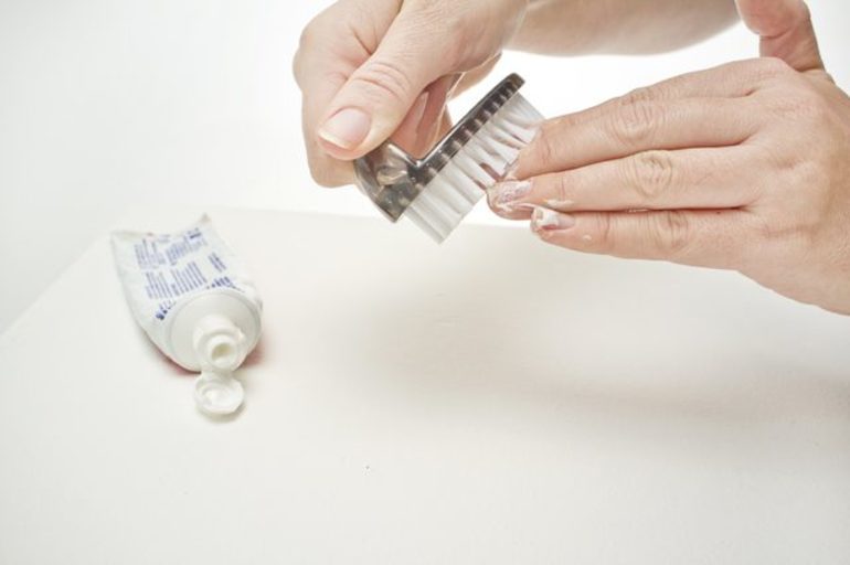 Зубная паста для чистки ногтей