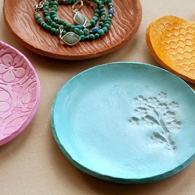 Неожиданный подарок близким декоративные тарелки из полимерной глины