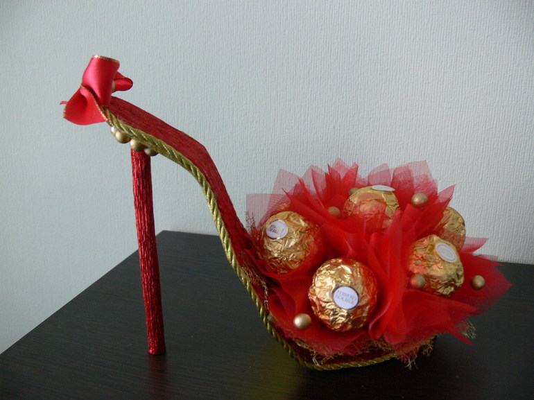 Сладкий подарок: туфелька с конфетами