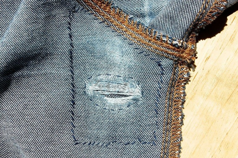 Ремонт порванных джинсов
