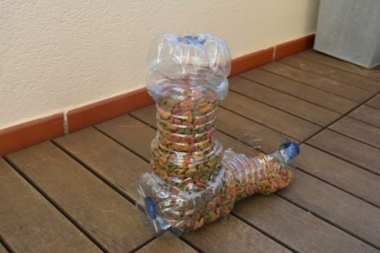 Кормушка для животных из пластиковых бутылок