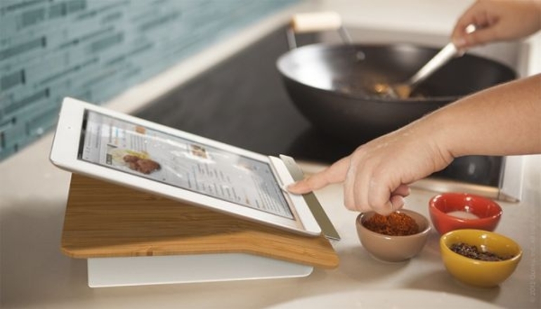 Лайфхак для поваров — изготовление подставки для планшета и телефона на кухне