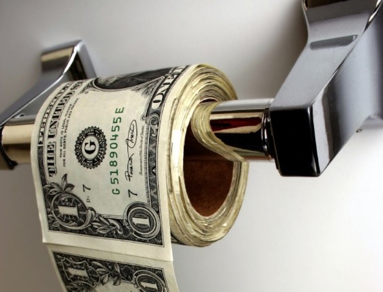 Туалетная бумага из денег.