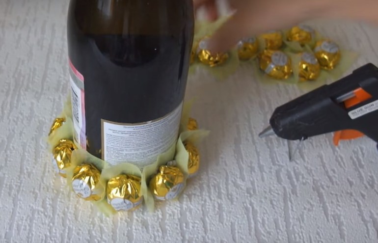 Как украсить бутылку шампанского конфетами